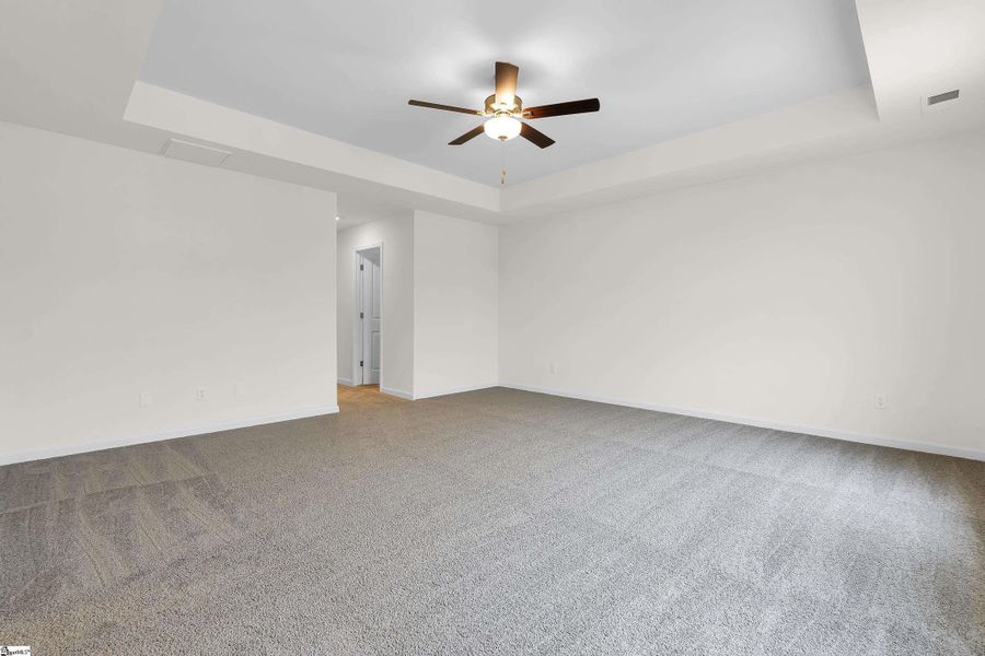 Spacious, unfurnished interior of a new home in Lynbrook, Boiling Springs (Image 18).