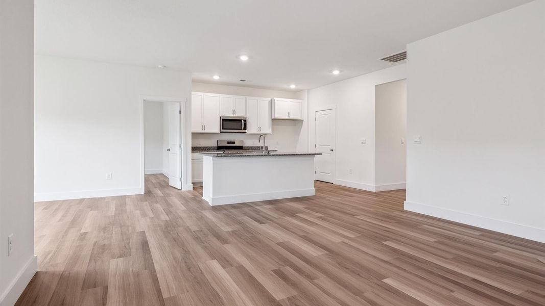 Spacious, unfurnished interior of a new home in Millstone Village, Morristown (Image 9).