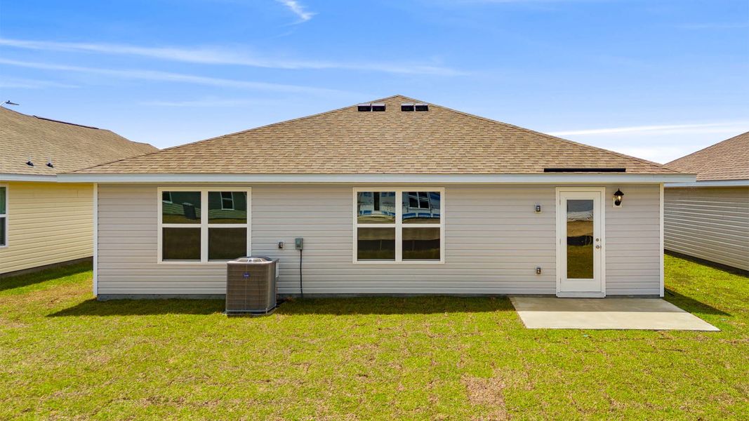 Exterior details and patio area of a home in Liberty, Panama City (Image 4).