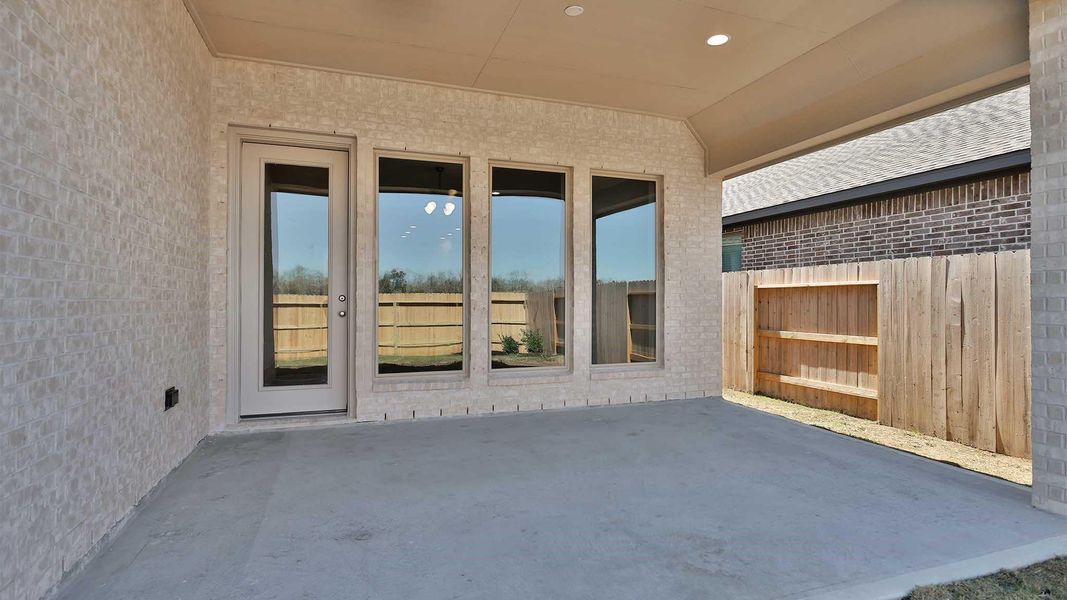 Exterior details and patio area of a home in Valencia, Manvel (Image 4).