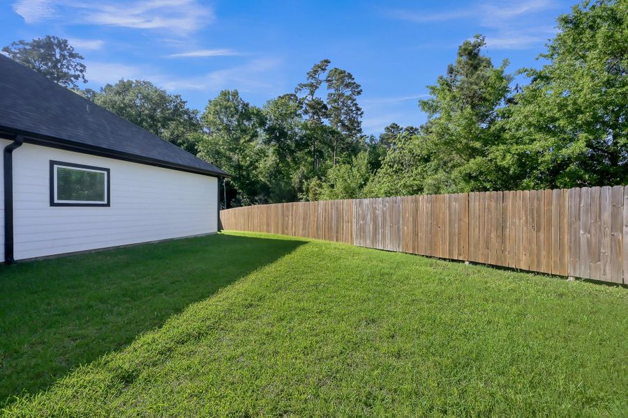 Exterior details and patio area of a home in Lexington Heights, Willis (Image 28).