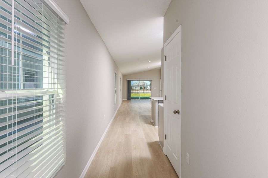Spacious, unfurnished interior of a new home in Crosswinds, Haines City (Image 12).