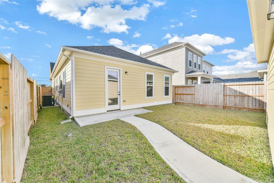 Exterior details and patio area of a home in Pearland Old Townsite, Pearland (Image 3).