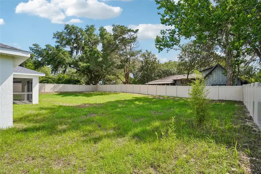 Exterior details and patio area of a home in , Dunnellon (Image 4).