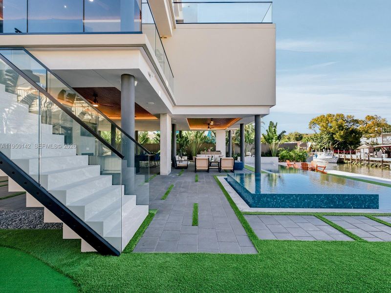 Exterior details and patio area of a home in , Key Largo (Image 11).