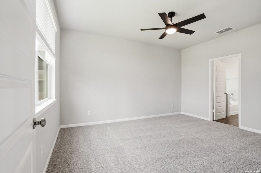 Spacious, unfurnished interior of a new home in Timber Creek, San Antonio (Image 29).