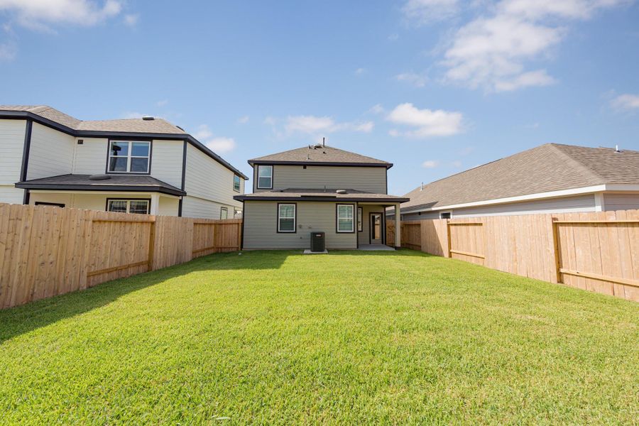 Exterior details and patio area of a home in Bammel Oaks, Houston (Image 4).
