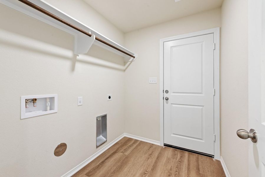 Spacious, unfurnished interior of a new home in , Navasota (Image 15).