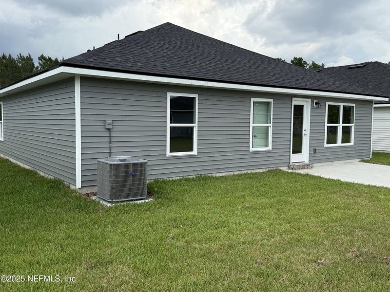 Exterior details and patio area of a home in Summerglen, Jacksonville (Image 4).
