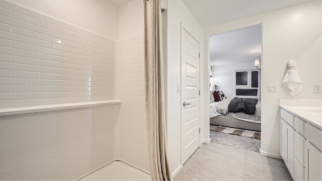 4049 Avery Owners Bath 2of2 F2