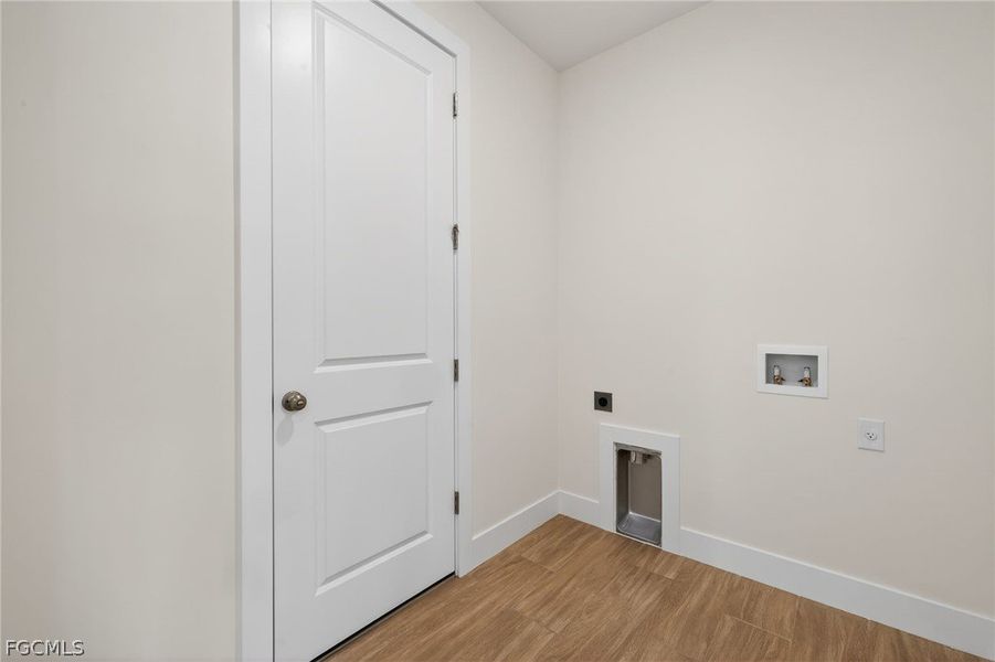 Spacious, unfurnished interior of a new home in Cape Coral, Cape Coral (Image 40).