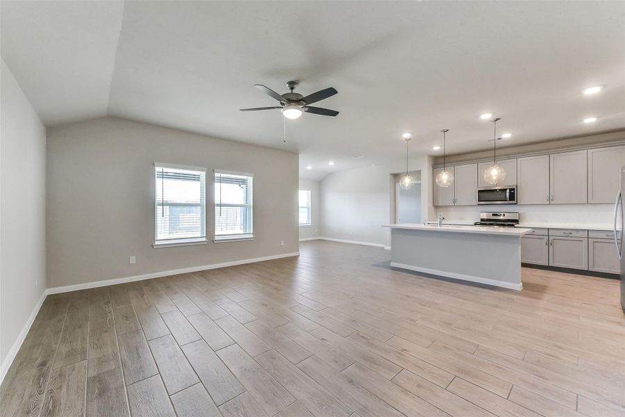 Spacious, unfurnished interior of a new home in Sunrise Cove, Texas City (Image 21).