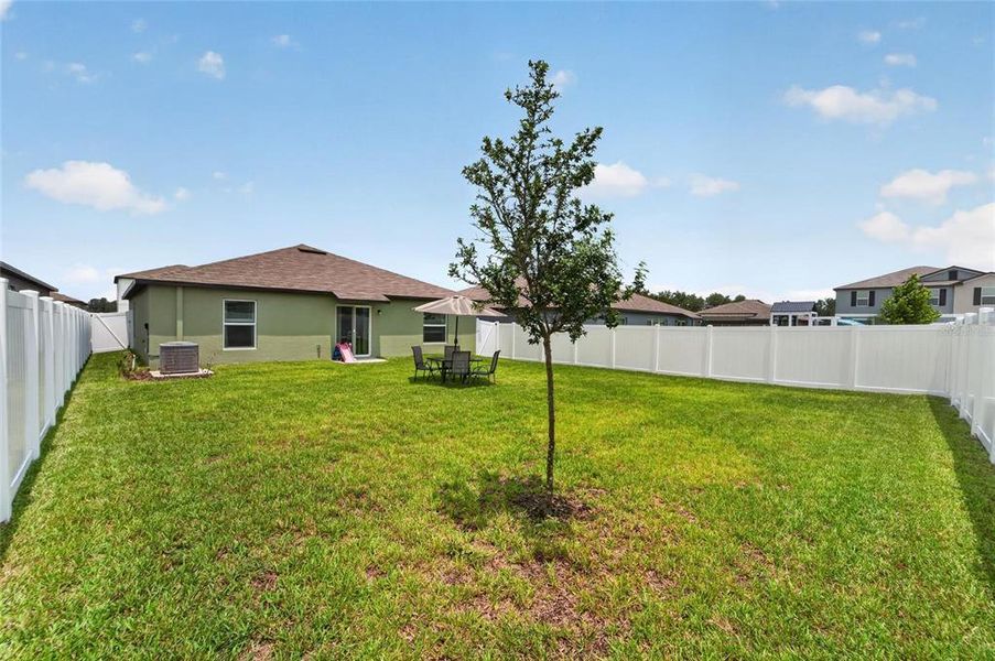 Exterior details and patio area of a home in , Bartow (Image 30).