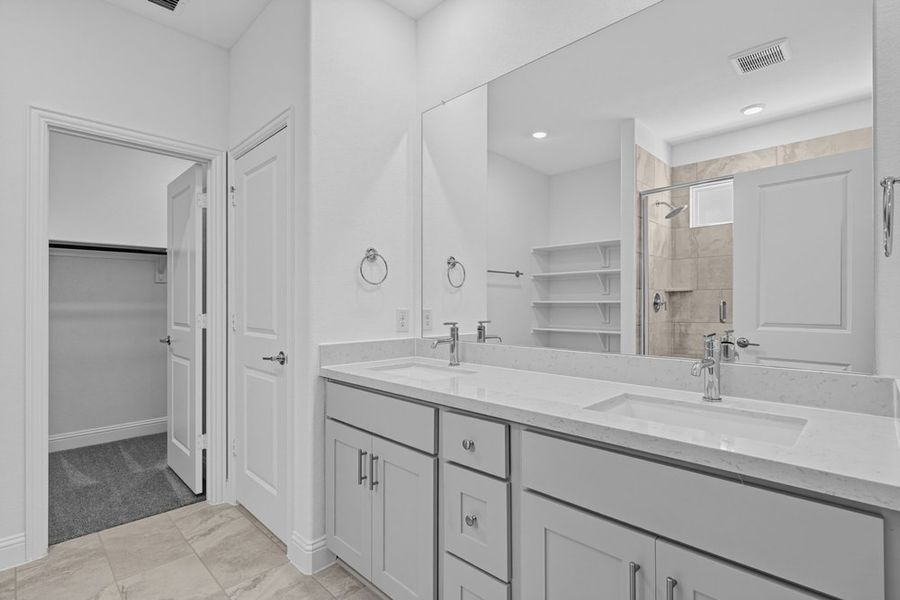 Furnished interior view inside a new home in Madero 50s, Fort Worth (Image 10).