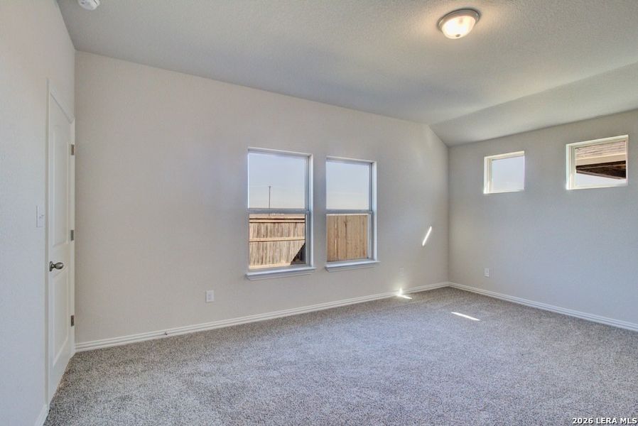 Spacious, unfurnished interior of a new home in Sunflower Ridge, New Braunfels (Image 15).