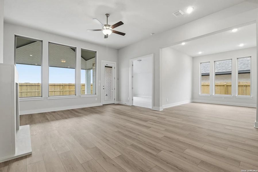 Spacious, unfurnished interior of a new home in Haby Hill 60s, San Antonio (Image 16). Spacious, unfurnished interior of a new home in Haby Hill 60s, San Antonio (Image 16).