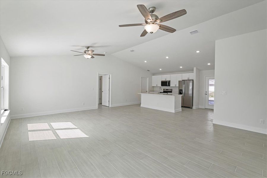 Spacious, unfurnished interior of a new home in Cape Coral, Cape Coral (Image 18).