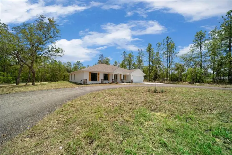 Exterior details and patio area of a home in , Ocala (Image 3).
