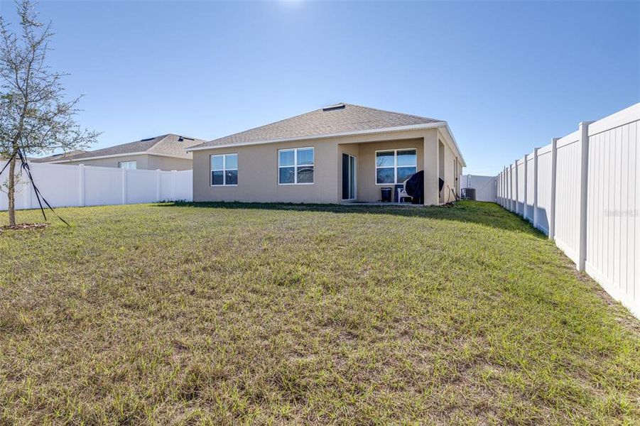 Exterior details and patio area of a home in , Bartow (Image 3).