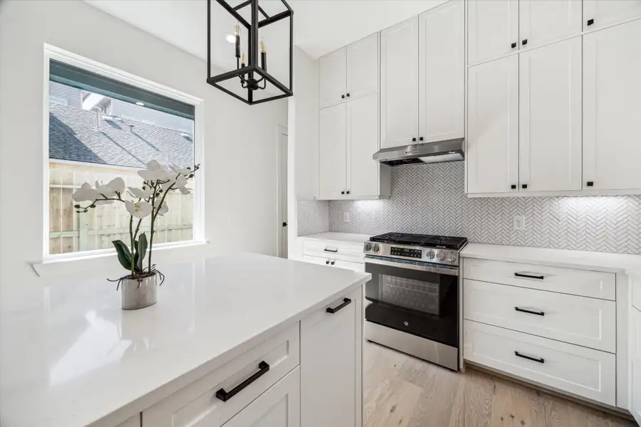 Chef-inspired kitchen with top-of-the-line stainless steel appliances. Chef-inspired kitchen with top-of-the-line stainless steel appliances.