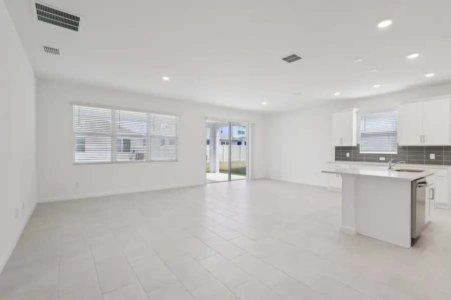 Spacious, unfurnished interior of a new home in St. Johns Preserve, Palm Bay (Image 6).