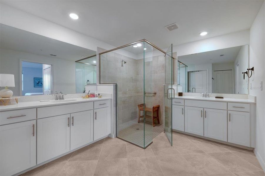 Furnished interior view inside a new home in , Venice (Image 30).