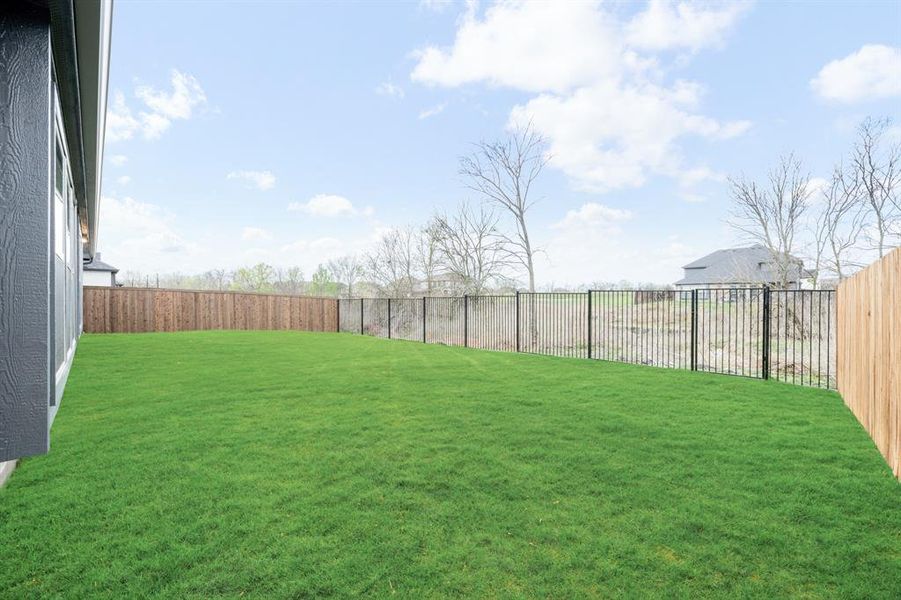 Exterior details and patio area of a home in Sonoma Verde, McLendon-Chisholm (Image 4).