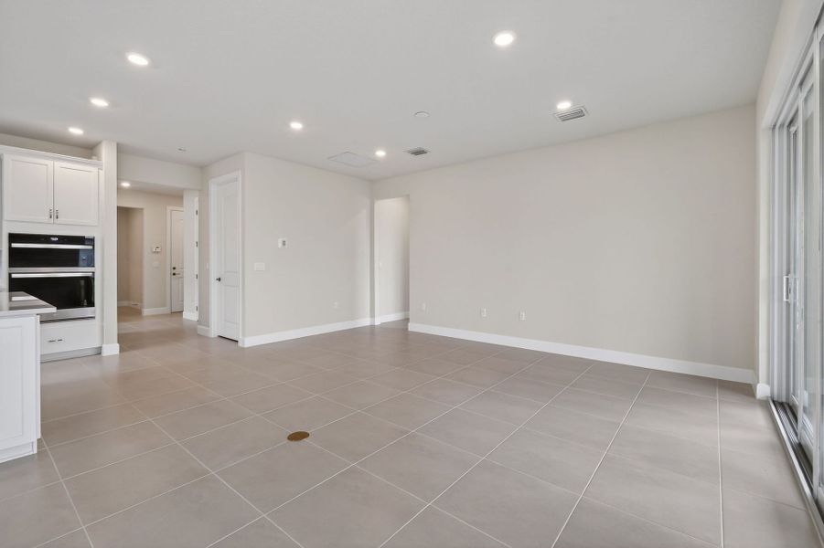 Spacious, unfurnished interior of a new home in Del Webb Tradition, Port St. Lucie (Image 67).