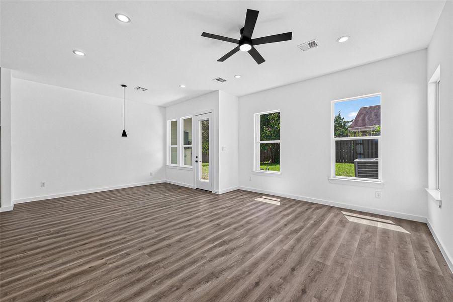 Spacious, unfurnished interior of a new home in , Conroe (Image 18).