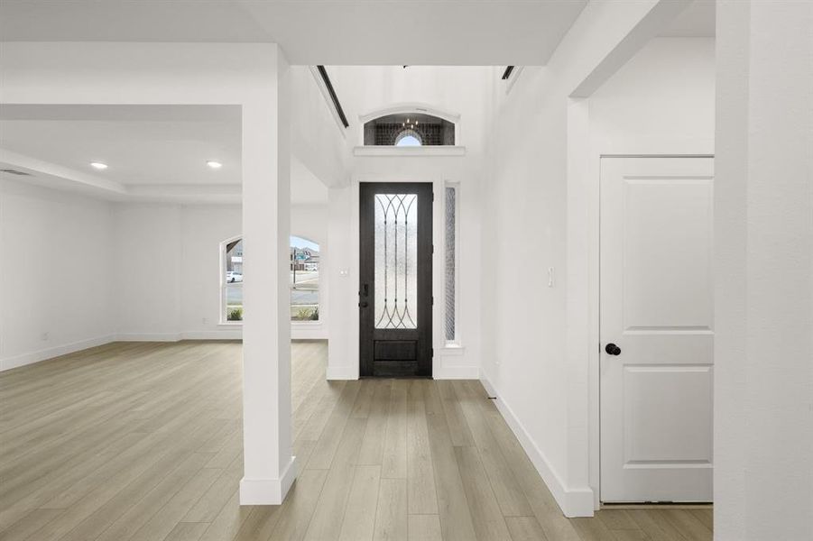 Spacious, unfurnished interior of a new home in High Country, Burleson (Image 24).