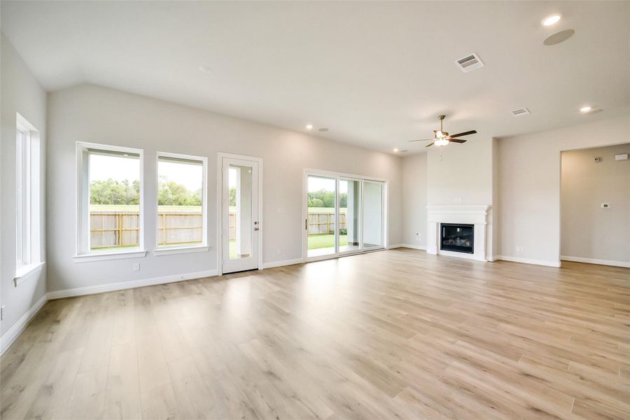 Spacious, unfurnished interior of a new home in Sienna 65', Missouri City (Image 40).