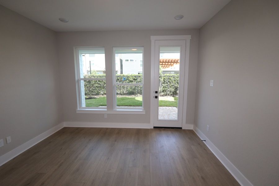 Spacious, unfurnished interior of a new home in Retreat at Oak Park, Houston (Image 10).