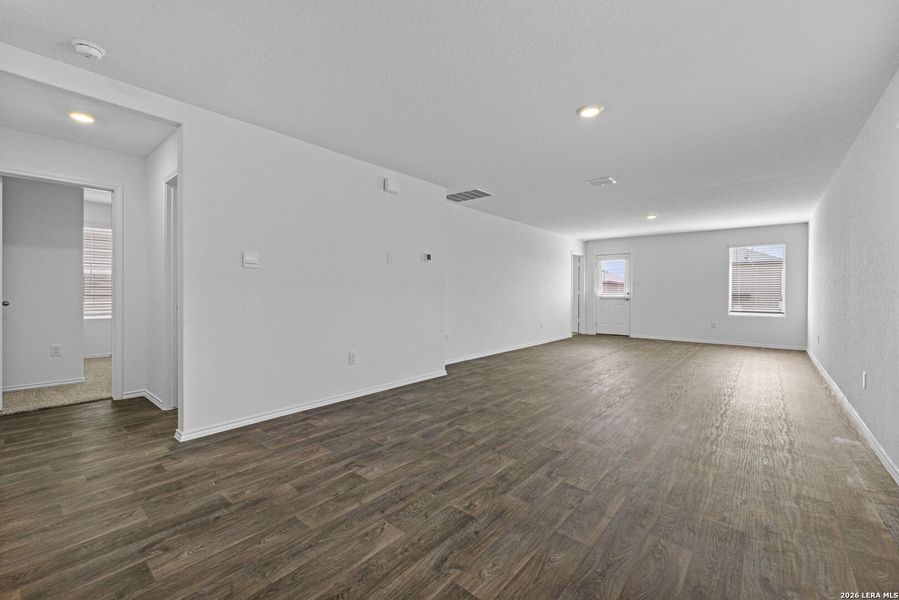 Spacious, unfurnished interior of a new home in Stonehill, San Antonio (Image 10).