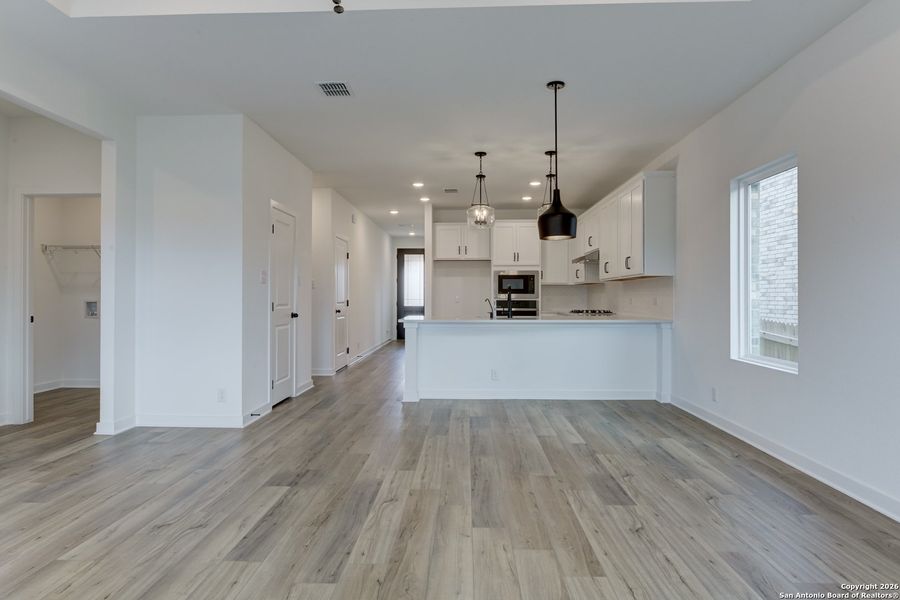Spacious, unfurnished interior of a new home in Arcadia Ridge, San Antonio (Image 17).
