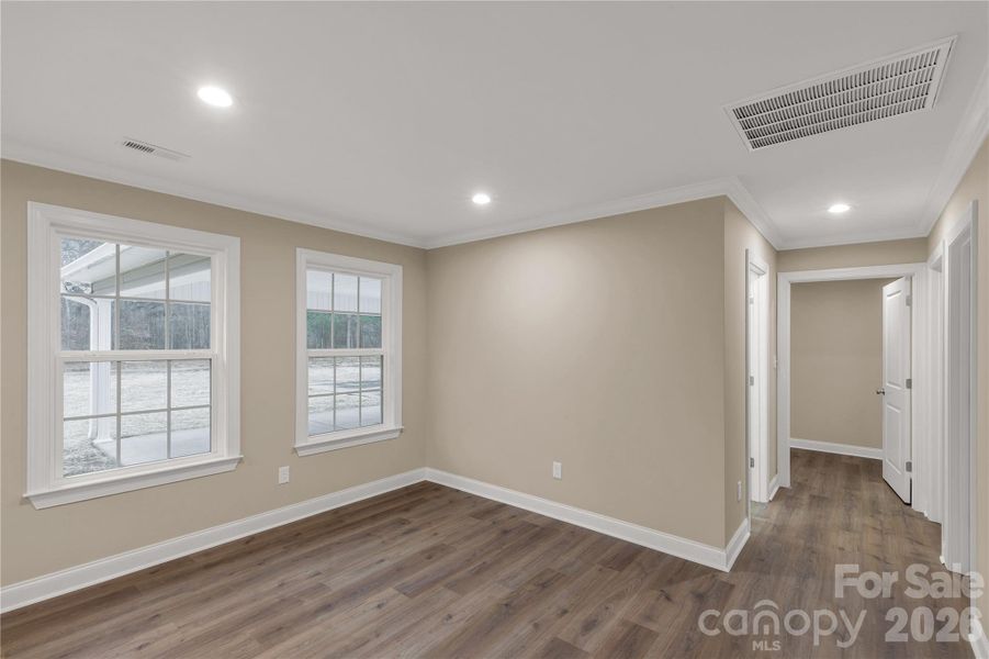 Spacious, unfurnished interior of a new home in , Kershaw (Image 9).