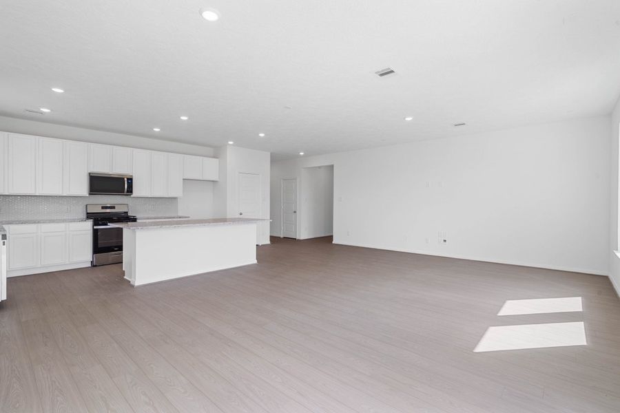 Spacious, unfurnished interior of a new home in Davina, Rosenberg (Image 13).