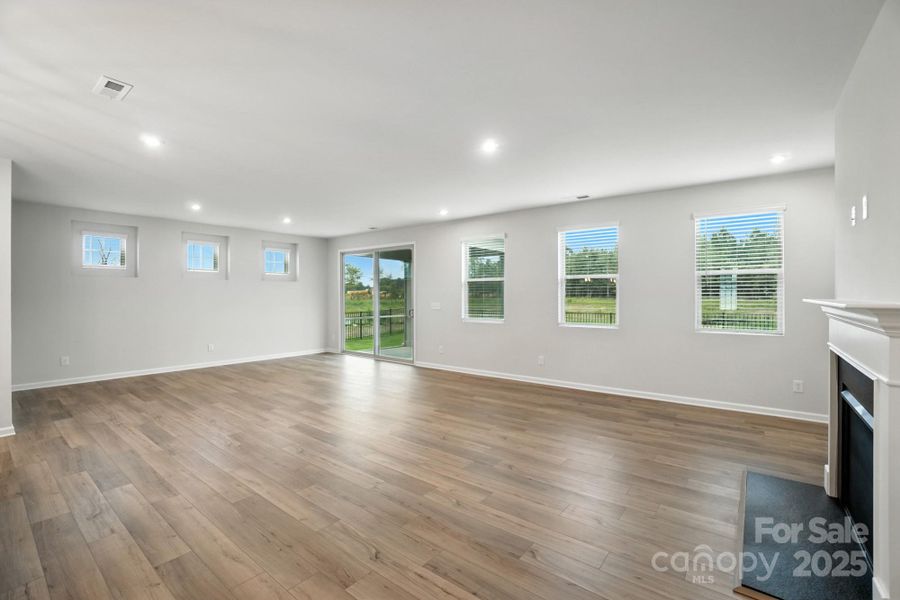 Spacious, unfurnished interior of a new home in Waxhaw Landing, Monroe (Image 15).