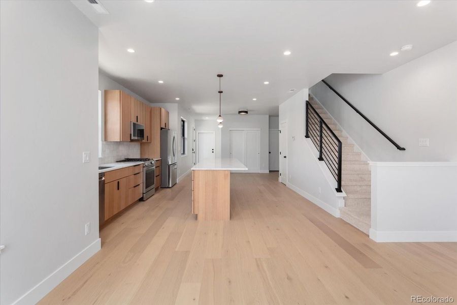 Spacious, unfurnished interior of a new home in , Salida (Image 10).