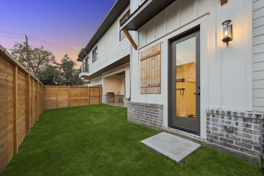 Exterior details and patio area of a home in Houston Heights, Houston (Image 4).