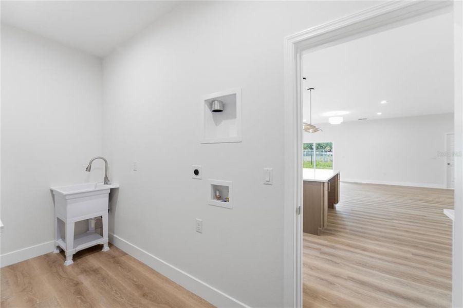 Spacious, unfurnished interior of a new home in , Leesburg (Image 24).