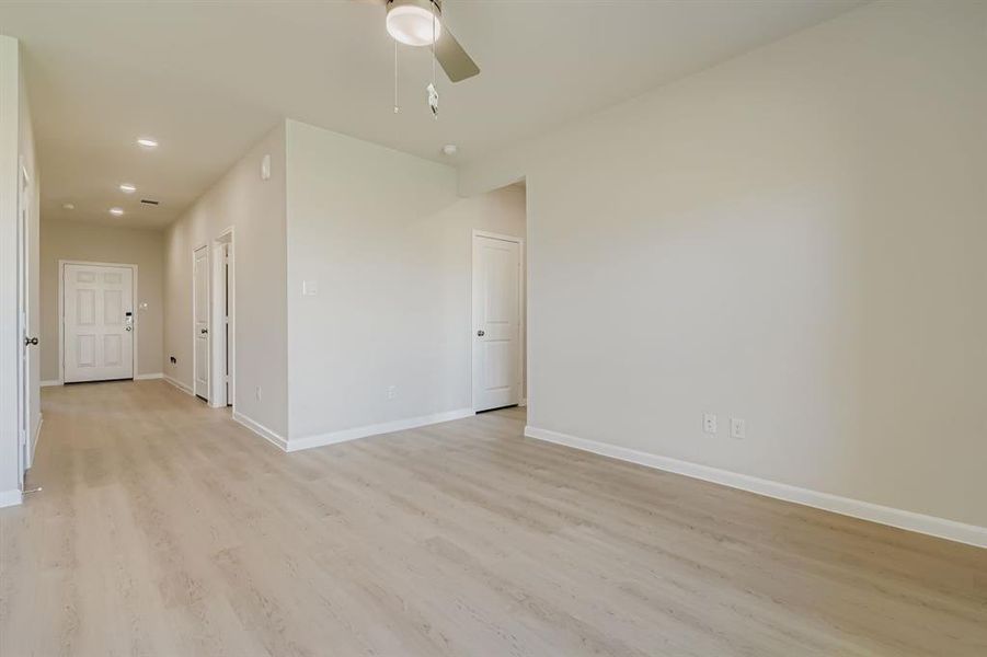 Spacious, unfurnished interior of a new home in Sperling Farms, Ferris (Image 8).