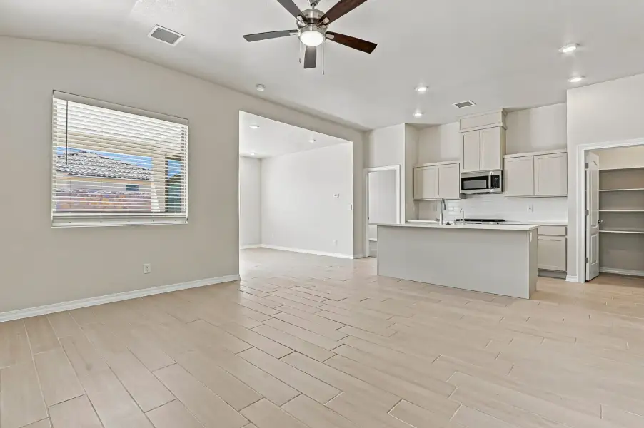 Spacious, unfurnished interior of a new home in Desert Breeze, Horizon City (Image 30).