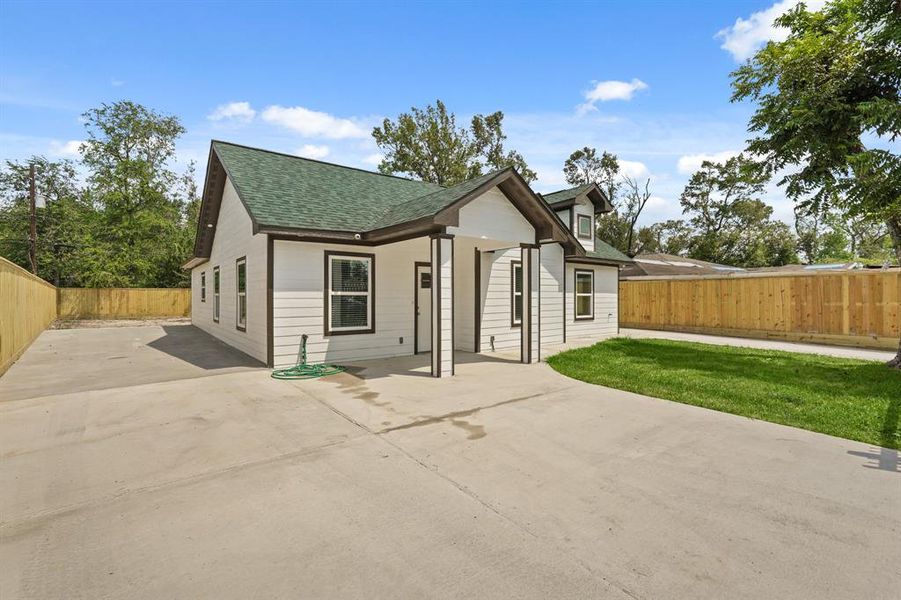 Long driveway with easy access to the backyard.