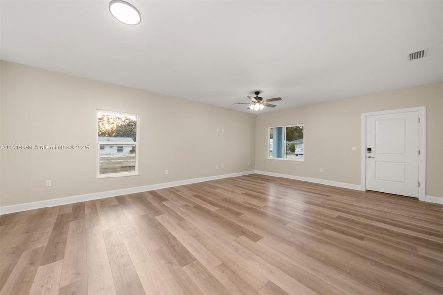 Spacious, unfurnished interior of a new home in , Sebring (Image 20).