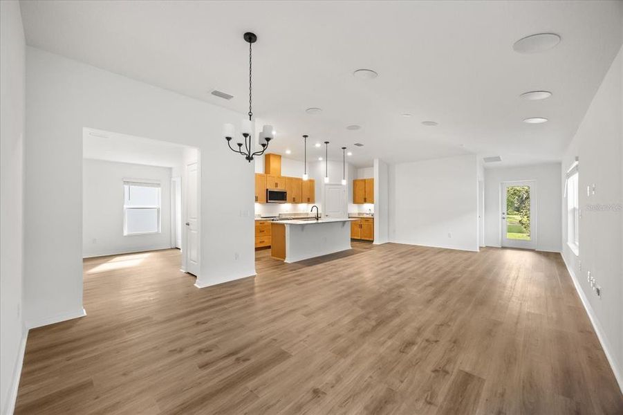 Spacious, unfurnished interior of a new home in Hickory Ranch, Auburndale (Image 9).