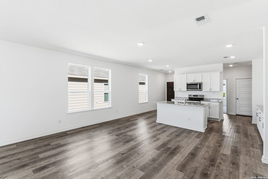 Spacious, unfurnished interior of a new home in Davis Ranch, San Antonio (Image 24).