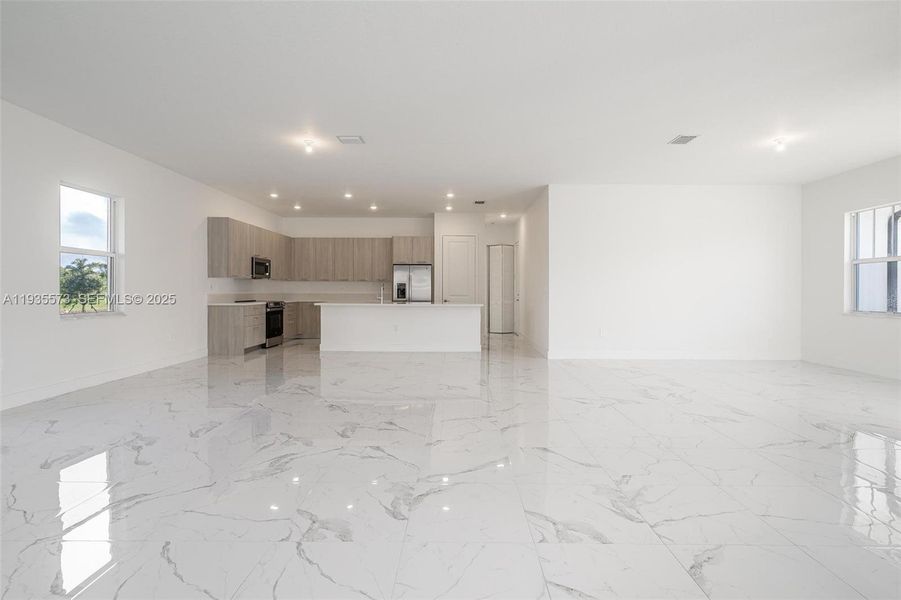 Spacious, unfurnished interior of a new home in , Davie (Image 11).