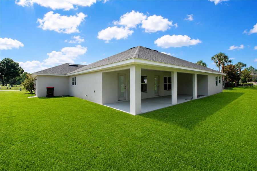 Exterior details and patio area of a home in , Dunnellon (Image 29).