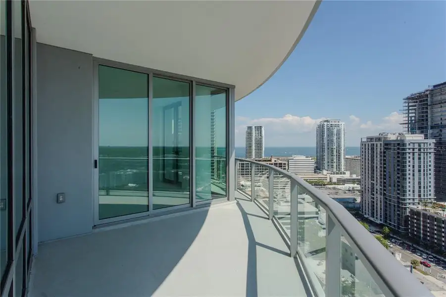Condo located in St. Petersburg, FL showcasing its design and architecture (Image 3).