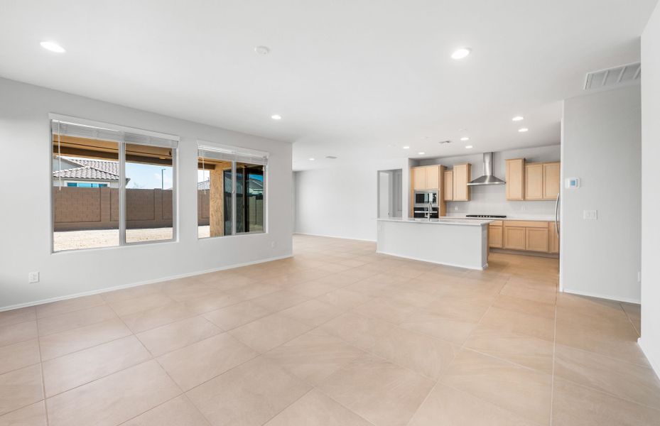 Spacious, unfurnished interior of a new home in Sun City Anthem at Merrill Ranch, Florence (Image 24).